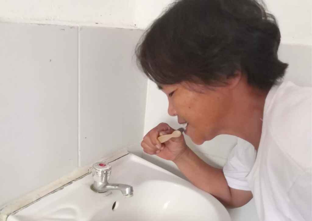bambuhay-staff-using plantable toothbrush